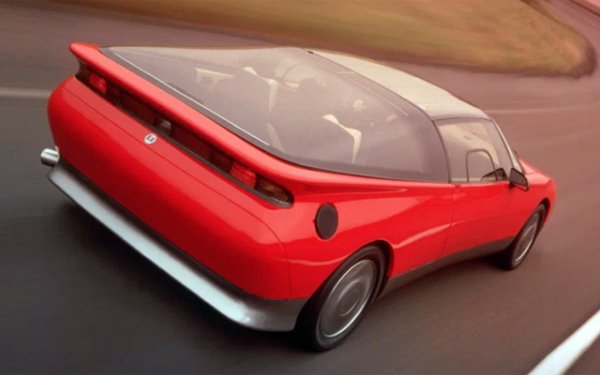 Макар и много футуристичен за времето си (премиера през 1985 г.), EV-1 не беше просто шоу автомобил, както често се случва с концепциите, той беше напълно функционален работещ прототип, построен на базата на серийния Saab 900 Turbo. 

Шведите построиха един екземпляр, но дори той премина поредица от пътни тестове. И не, буквите EV в името му не загатват за електрическия пълнеж - те означават експериментално превозно средство.