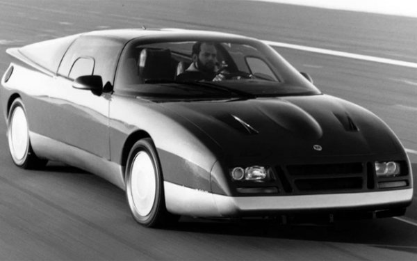 Цялата горна част на корпуса на EV-1 е направена от леко тонирано стъкло, чисто заради дизайна. И се получи! А идеята е този стъклен похлупак да наподобява пилотската кабина на самолет и да подчертава авиационните мотиви във външния вид на концепцията. Но заради този покрив страничните прозорци не се отваряха. 

Друг проблем, свързан с бързото нагряване на кабината под слънцето, шведите се опитаха да решат по-елегантно - 66 фотоклетки бяха монтирани на покрива на прототипа. Тази слънчева батерия генерира енергия за постоянна вентилация на кабината.