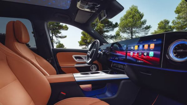 Дизайнерският директор на Mercedes може и да смята, че цифровите екрани не са лукс, но производителят продължава да ги вгражда в автомобилите си, и новият GLB не прави изключение. Напълно конфигурируемата настройка в GLB се нарича MBUX Superscreen и комбинира 10,25-инчов дисплей за водача, 14-инчов централен дисплей и 14-инчов дисплей за предния пътник, всички под една стъклена повърхност. На някои пазари ще се предлага по-опростено табло, макар че Mercedes все още не го е разкрил.

Както подсказва името, MBUX Superscreen се управлява от инфоразвлекателната система MBUX на Mercedes, която интегрира ChatGPT, Microsoft Bing Search и други. За да бъде системата възможно най-интуитивна, централният сензорен екран разполага с нова начална страница, наречена MBUX Zero Layer, която показва най-релевантната информация, предложения и, за първи път, наскоро използвани приложения. Виртуален асистент MBUX, който отговаря на гласови команди, също е на разположение по всяко време.
