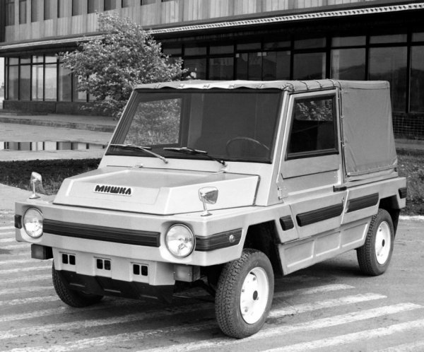 Още когато в Толиати разработвали "Ока", идеята да създадат прост и достъпен народен автомобил се въртяла и в главите на конструкторите от Набережни Челни, където се правили известните камиони КамАЗ.