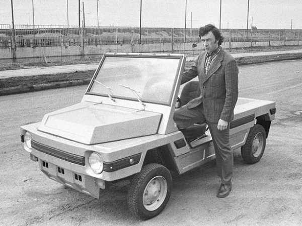 Под ръководството на тогавашния главен конструктор на КамАЗ Владимир Барун, в експериментален цех бил проектиран и построен неголям двуместен автомобил. Проектът получил индекс 1101 и името "Мишка", в чест на малкия син на Барун.