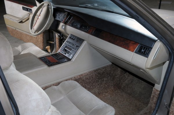 Въпреки свежия дизайн и редица нововъведения, като монокок каросерия, намалено тегло с половин тон, по-добра аеродинамика и икономичност, колата не е одобрена. Казват, че Горбачов не я харесал. Може би нямала достатъчно величие и монументалност?