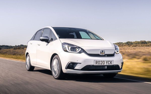 Малките размери не бива да бъдат подценявани, а Jazz е една от най-универсалните коли на света. Тя е просторна, адаптивна, благодарение на своите „вълшебни“ задни седалки, които може да бъдат прибрани и така да се увеличи вътрешното пространство. При движение с висока скорост на магистрала този хибрид харчи 5,4 л/100 км.