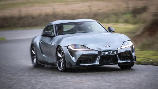 Възродената японска класика постигна незавидните 68.2 децибела на гладкия асфалт - повече, отколкото лидерът в класирането има на грапавия. На неравната част от трасето Supra отчете 76.9 децибела, а средното ниво на шума в купето й бе 72.55 децибела. 
