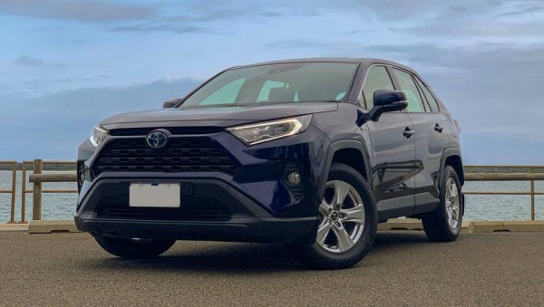 Главната вина за относително високите нива на шум при тази RAV4 вероятно пада върху вариаторната й трансмисия. 65.4 децибела на гладкото трасе, 73.1 на грапавото и 69.25 средно. 
