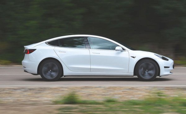 Макар и по-скъпа от електрически конкуренти като Nissan Leaf, Tesla Model 3 има по-лоша шумоизолация - 64.9 децибела на хубавия асфалт, 73.6 на грапавия и 69.25 средно. 
