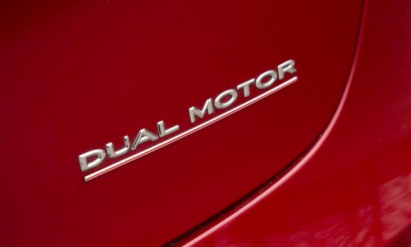 По-мощната версия на Model 3 логично е и малко по-шумна - съответно 64.9, 72.6 и 68.75 децибела. 
