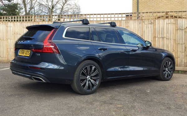 Бензиновото Volvo се справя добре като за комби - 63.1 децибела на гладкото, 72.5 на грапавото и 67.8.
