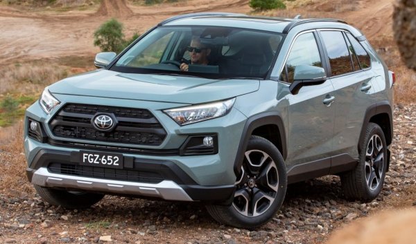 Най-добре оборудваната версия на японския кросоувър се оказва и най-тиха - 63 децибела на гладкия участък, 70.7 на грапавия и 66.85 средно. 
