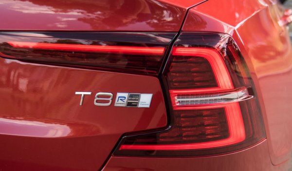 Любопитно е, че с плъг-ин хибридна система и по-високо ниво на оборудване, S60 е всъщност малко по-шумна от обикновената T5 версия (съответно 62, 70.4 и 66.2 децибела).

