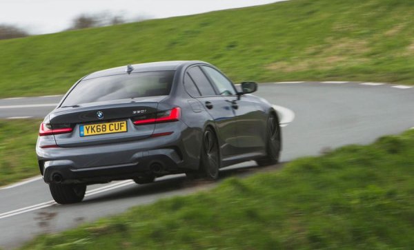 Чувствително подобрената аеродинамика на новата Трета серия се отразява и на нивата на шума в купето: 61.6 децибела на гладко, 70.5 на грапаво и 66.05 средно. 
