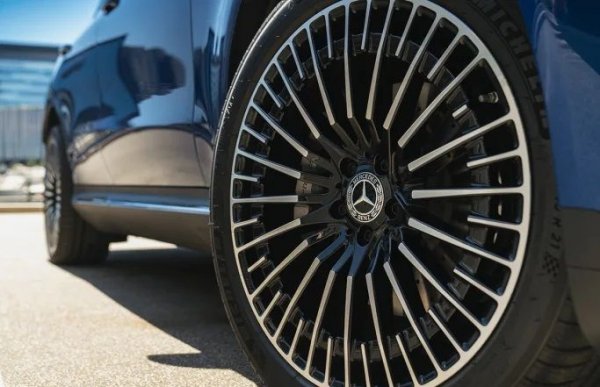 Намаленият с една единица цолаж на гумите отнема половин децибел на гладкия участък (60.9), но пък повишава леко шума на грапавия (69.6).
