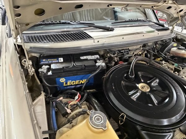 300D е останка от онази епоха, в която имаше пряка връзка между числата на задния капак и двигателя. В случая "300" се отнася до 3.0-литров дизелов петцилиндров мотор, развиващ 125 конски сили максимална мощност. Този агрегат, с код OM617, е пренесен от предишното поколение W115, но значително обновен. Американската версия е с леки промени спрямо европейската и е малко по-бърза - 14 секунди от 0 до 100 км/ч, вместо 15 секунди. Максималната скорост е 170 км/ч. 
