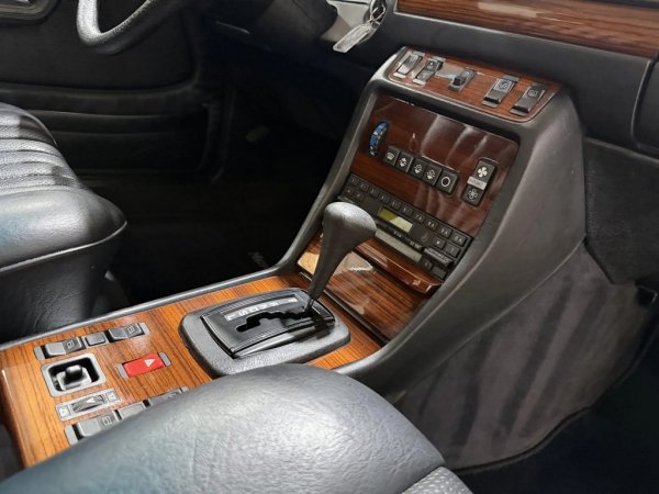 Интересът към W123 е огромен още от старта. Нарочно или не, компанията забавя производството и листата на чакащите за доставка се проточва до над година. Това води до бум на черния пазар, където употребяваните W123 се продават средно с 5000 дойче марки по-скъпо от цената в шоурумите. 
