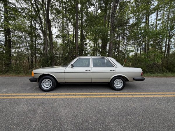 Дизайнът на W123 е одобрен още през 1973 от тогавашния главен дизайнер на Mercedes Фридрих Гайгер, но на практика е дело на неговия ученик и наследник на поста Бруно Сако. Американската версия до края на производството запазва четирите кръгли фара под стъклен капак, докато в Европа още през 1983 се въвеждат правоъгълни фарове. 
