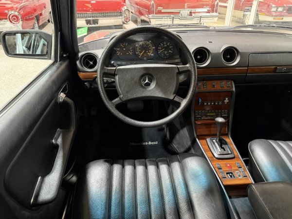 Предлаганата на търг бройка разполага с електрически стъкла, 4-степенна автоматична трансмисия, круиз контрол - рядка екстра за онази епоха, шибедах, климатик и касетофон Becker Grand Prix. В комплект с колата вървят и четири резервни гуми и джанти, датиращи от 1985 - в случай, че искате да запазите автомобила като музеен експонат. Съветът ни е да не го правите. Тази кола спокойно ще вози и вас, и децата, и внуците ви. Стига да има кой да произвежда дизел дотогава. 
