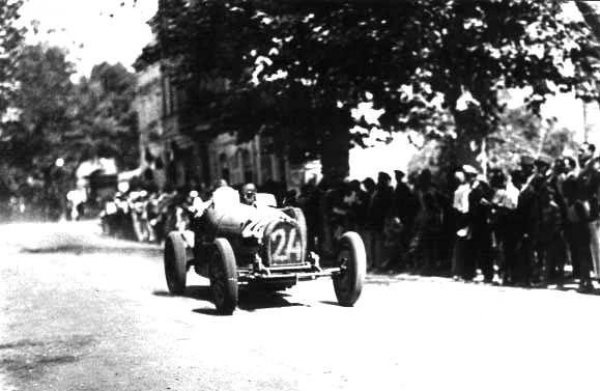 Bugatti Type 35 C с което Нуволари участва като самостоятелен отбор. 