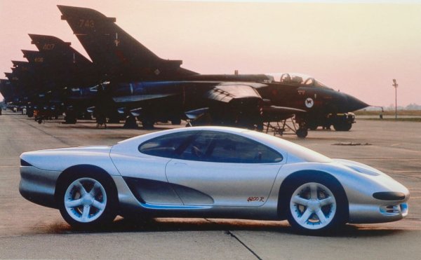 В края на 80-те Isuzu направи множество смели модели, но вероятно най-смелият от всички бе 4200 R - впечатляваща спортна кола с 4.2-литров V8, разработен съвместно с Lotus F1. В същото време това бе напълно практичен автомобил, с място за двама възрастни и две деца, с вграден видеокасетофон, първокласна аудиосистема и дори вграден факс. 
4200 R изигра ключова роля в кариерата и на самия Накамура - тогавашният шеф по дизайна на Renault Патрик льо Кеман толкова се впечатли от автомобила, че настойчиво препоръча младия японец на Карлос Гон за Nissan. 
