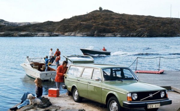 Ако даден производител трябва да бъде свързван само с една кола, то при Volvo това е моделът 200 с неговите различни варианти, най-вече комбито. От приличащата на квадрат машина за 19 години са продадени близо 3 млн. бройки.
