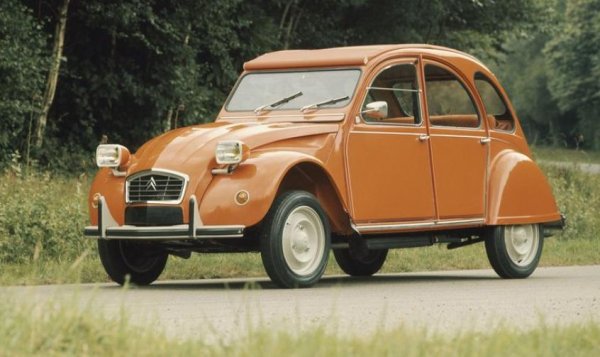 Замислен още преди Втората световна война, проектът 2CV е скрит от германските окупатори. Този автомобил се е произвеждал дори във Великобритания, а последните си години изкара на конвейера в Португалия. От тези 4 млн. бройки голяма част все още са в движение.

