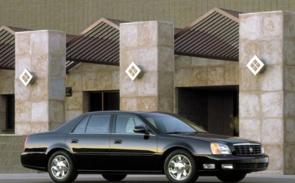 Първоначално de Ville е опционален пакет за колите на Cadillac, но после се превръща в отделен модел. Въпреки че размерите му подсказват нещо друго, този автомобил е предназначен за градовете, като идеята му е да предложи лукс, а не пъргаво управление или икономия на гориво. Почти всички тези 3,9 млн. бройки са продадени в Щатите.
