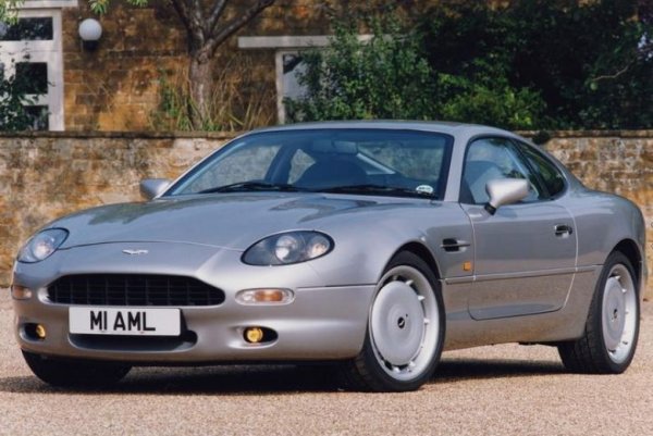 Често наричат DB7 "колата, която спаси Aston Martin". Факт е, че този модел играе много важна роля в историята на британската фирма. Важен е и 3,2-литровият 6-цилиндров мотор, но в интерес на истината по-голяма част от продажбите са с 6,0-литровия V12, използван и от Ford.
