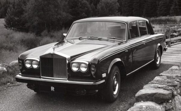 В продължение на 15 години това е основният модел на британската марка. Други луксозни коли с големи двигатели потънаха покрай петролната криза в началото на 70-те, но Rolls-Royce и в този случай доказа, че в хиперлуксозния сегмент продажбите не се влияят от състоянието на икономиката. 
