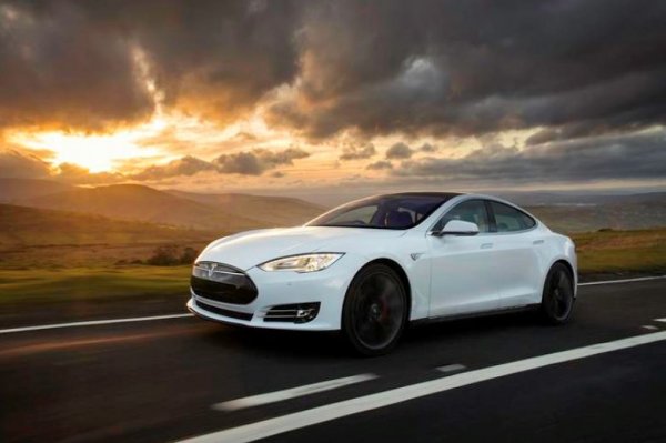 Американската компания срещна доста проблеми и отлагания на старта на производство, но това не попречи на Tesla Model S да постигне отлични резултати. Най-успешният период на луксозния седан е октомври-декември 2015 г., когато от него са продадени 17 252 бройки. С излизането на Model 3 продажбите започнаха да спадат, а и конкурентите започват да вадят свои електромобили.
