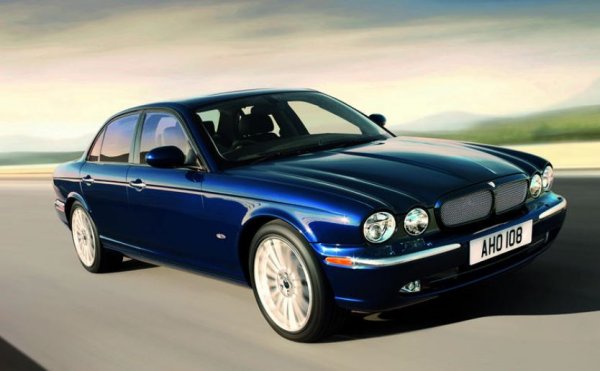 Моделът си спечели признание още при появята си през 1968 г., като оттогава е неизменна част от гамата на британската марка. При излизането си той е обявен за най-добрия автомобил в света, като това се дължи и на 5,3-литровия V12 под капака му. Въпреки това, XJ изостава значително от лидера в сегмента Mercedes S-Class и това кара Jaguar да преосмисли бъдещето му. Следващият XJ ще е изцяло на ток, като ще появи през 2020 г.
