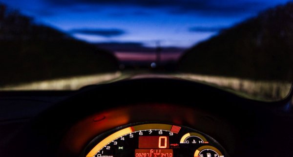 Обикновен четирицилиндров агрегат в спортен автомобил не звучи като върха на сладоледа. Но в двигателя на S2000 няма нищо обикновено. Известен с кода F20C, той с лекота се развърта до 9000 оборота - първият случай в историята, когато това се случва в годна за нормални пътища кола, а не в състезателен болид. От Ferrari се бяха похвалили, че постижението е на техния модел 458, но забравиха, че S2000 се появи с 12 години по-рано. Други модели, способни на същото: Lexus LFA, Ferrari LaFerrari, Porsche 911 GT3.
