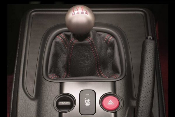 В като цяло много добре обмисления автомобил има и няколко дребни, но досадни недоглеждания. Най-влудяващото е бутонът за умивателя на предните фарове, който е на централата конзола зад скоростния лост - точно на мястото, където обикновено е лакътят ви. Ако искате да не миете фаровете при всяка смяна на предавката, трябва да извадите един прекъсвач и да ги вържете към помпата за предното стъкло. Алтернативата е да доливате течност за чистачки на всеки два-три часа. 
