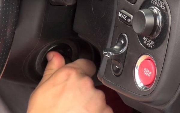 Някои по-старомодни автомобили се палят с ключ - пъхвате го и завъртате. Други, по-модерни, се палят със старт-бутон. Honda S2000 е единственият модел, за който се сещаме, при които получавате и двете - първо пъхвате ключа и давате контакт, и после натискате отделния бутон за запалването. 
