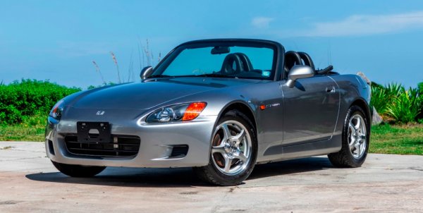 В наши дни повечето кабриолети позволяват да вдигате или смъквате покрива при скорости до 50 км/ч. От съображения за безопасност обаче японците са решили да направят точно обратното и при S2000 покривът блокира автоматично, ако потеглите, преди да е завършил операцията. И това може да се елиминира просто с прекъсването на една жичка под таблото.
Иначе смъкването и поставянето на покрива отнемат едва по 6 секунди. 
