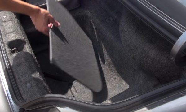 Повечето кабрио модели имат по едно тайно отделение за вещи в централната конзола, за да не изкушавате прекалено минувачите, като си оставите телефона или портфейла пред очите им при смъкнат покрив. S2000 обаче има не един, а три такива тайника - един на централната конзола, един горе между седалките и един под пода на багажника.
