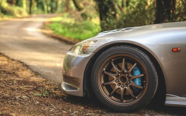 Оригиналните гуми - Bridgestone S02 - всъщност са специално разработени от производителя за този конкретен модел. Но е рядкост да се забележи екземпляр, чийто собственик да не ги е заменил с още по-нископрофилни. 
