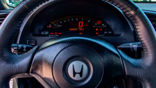 Honda S2000 е спечелила немалко награди: четири пъти е в Топ 10 на най-добрите коли на годината според Car & Driver, три пъти печели анкетата сред публиката на Top Gear като най-харесвана от собствениците си кола, избрана е за една от десетте коли на десетилетието от Jalopnik, и за една от десетте най-добри универсални спортни коли от Road & Track. Двигателят й два пъти е обявяван за агрегат на годината в конкурса "Международен двигател на годината", и веднъж - за двигател на годината от Wards Auto. 
