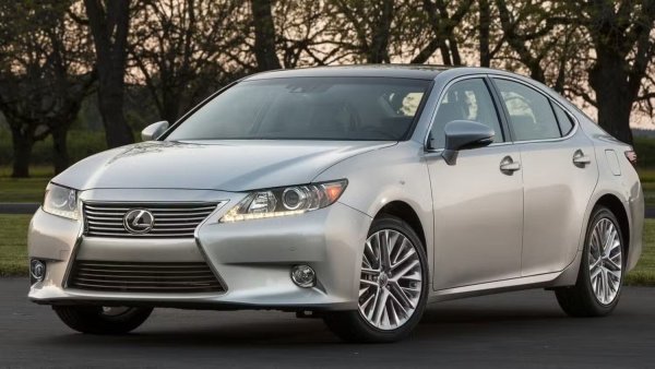 Среден ценови диапазон: 23 000–26 000 долара.

Ако търсите нещо по-изискано и спокойно за 25 000 долара, шестото поколение Lexus ES 350 е колата за вас. Построен на същата платформа като съвременната Toyota Avalon, той има достатъчно място за петима пътници и предлага съвместимо возене, което попива неравностите с лекота. 

Отвътре ще получите прекрасни допълнения като двузонов климатроник, ксенонови фарове, люк, кожени седалки и много различни системи за безопасност, но всичко зависи от годината, която изберете. Всички версии са много надеждни, което гарантира, че получавате здрава кола за години напред.
