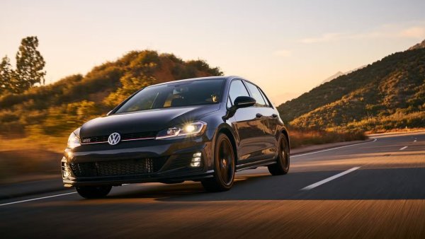 Среден ценови диапазон: 17 000–25 000 долара.

Mk7 GTI остава един от най-добрите хот-хечове, създавани някога. Това дори не е противоречиво твърдение, това е просто факт. Десетилетия инженерни и дизайнерски умения на Volkswagen се събраха в почти перфектна форма през 2015 и оттогава нататък всеки друг хот-хеч на пазара се бори за второто място. Всичко започна с производителността на колата, която беше напълно достатъчно. 

По-късно беше добавен пакет Performance, който увеличи мощността и добави диференциал с ограничено приплъзване. Външният вид беше отличен, не прекалено набръчкан и перфектно пропорционален, а отвътре базовите модели не се чувстваха евтини, докато горните облицовки граничеха с лукс.
