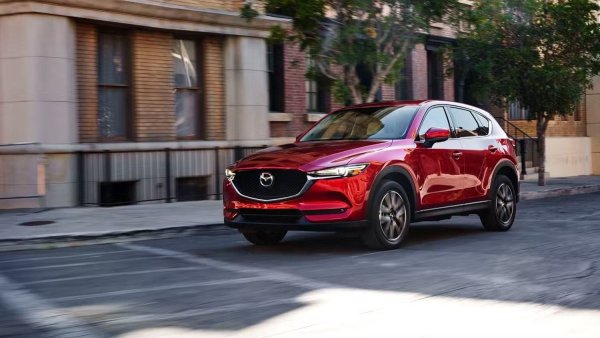 Среден ценови диапазон: 20 000–22 500 долара.

Ако не сте проверявали Mazda CX-5 преди, сега е моментът. През последното десетилетие това е един от най-привлекателните кросоувъри. Това се дължи на това, че компанията дава приоритет на изживяването на водача преди всичко, създавайки кросоувър, който можете да карате ежедневно, който всъщност ще ви липсва, когато го паркирате за през нощта. Това се дължи на силен базов двигател и наистина звезден опционален двигател с турбокомпресор. 

Мнозина вероятно не знаят, че Mazda също го предлагаше с дизелов двигател за една година през 2019 , но поради лошите продажби той не се задържа. Разликата в разхода на гориво обаче не е притеснителна, тъй като ремонтът ще струва доста.
