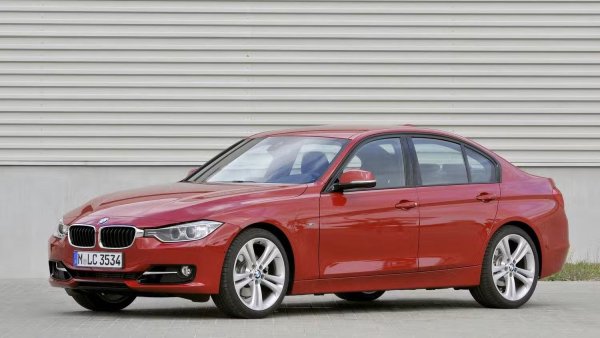 Среден ценови диапазон: 16 000–21 500 долара.

BMW 3-Series (F30) дебютира с ново поколение двигатели с турбокомпресор и решението да премине от хидравлично кормилно управление към електрическо сервоуправление. И двете бяха направени в името на икономията на гориво и надеждността, като това направи колата още по-впечатляващо.

Освен това външният вид беше голяма стъпка напред в сравнение с предишното поколение и все още можеше да получите всеки двигател с RWD или AWD и 6-степенна ръчна скоростна кутия или 8-степенна автоматична скоростна кутия. Можеше да се получи вариант на спортно комби, но за съжаление не можеше да го получите с редови шестцилиндров двигател или ръчна скоростна кутия. Хибридният вариант обаче определено не си заслужава.
