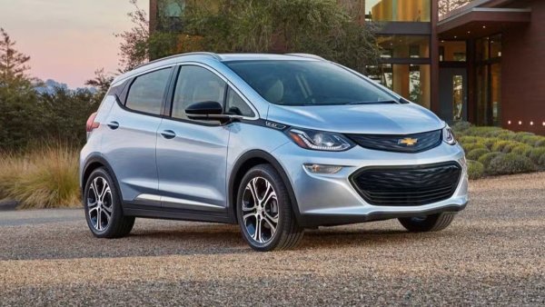 Среден ценови диапазон: 10 000–16 000 долара.

Един от най-големите и очевидни проблеми с електромобилите днес е тяхната достъпност или липсата на такава. Те са технологично напреднали, изключително впечатляващи машини, които небрежно намаляват производителността, нечувана някога и поради това ще платите много за тях. В същото време Bolt EV предлагаше пробег от над 400 км, като с подходящо зарядно устройство добавяше още 160 км само за 30 минути.

Вътрешното пространство беше отлично, а технологията беше конкурентна за своя клас. Единственият основен недостатък на това поколение бяха широко рекламираните пожари на батерии, които се оказаха проблем за GM. Така че в случая трябва да се търси екземпляр със сменена батерия.
