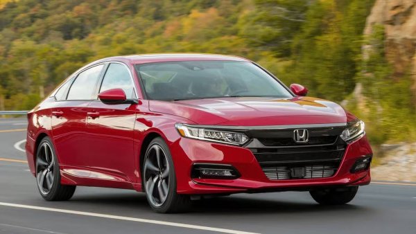 Среден ценови диапазон: 21 000–24 000 долара.

Десетото поколение на Accord беше перфектна комбинация от практичност на седана и спортна динамика на шофиране. Това беше по-скоро класическата формула на Accord, отколкото сегашното поколение, защото все още предлагаше две задвижвания с вътрешно горене, които можеха да бъдат съчетани с ръчна скоростна кутия до 2019. Това е вълнуваща новина за всеки фен, защото е добре известно, че Honda прави една от най-добрите ръчни скоростни кутии в бизнеса.

Извън това има дори прилична хибридна версия, която връща наистина впечатляваща икономия на гориво и праволинейна производителност, особено когато е съчетана с по-малките 17-инчови джанти. Отвътре това поколение Accord има приятен интериор, въпреки че може да има малко повече пластмаса, отколкото бихте искали. 
