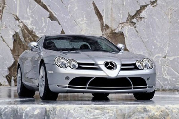 Една от любимите коли на президента на САЩ е Mercedes-Benz SLR McLaren, който той купува през 2003 година. Под неговия капак има V8 двигател, развиващ 625 конски сили.