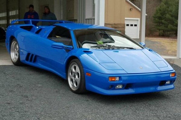 "Карам Lamborghini Diablo от 1997 година", е една от любимите реплики на Тръмп, още преди да е станал политик. Тази кола е купена на старо, като преди това е имала двама собственика.