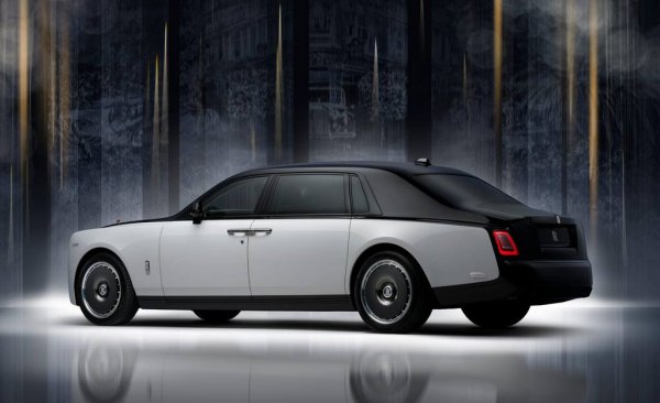 Rolls-Royce казва, че стогодишният модел е вдъхновен от „златния век на Холивуд“, когато Phantom е бил любимец на звездите на големия екран. Юбилейният Phantom е с двуцветно покритие, съчетаващо арктическо бяло с черно и покритие Super Champagne Crystal, което създава метален блясък чрез интегриране на малки парченца натрошено стъкло в лака. 
