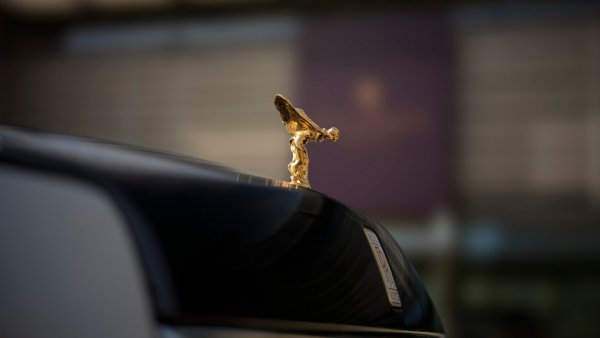 Решетката е украсена със специален надпис „Spirit of Ecstasy“, който препраща към оригиналния дизайн на орнамента на капака; самата скулптура върху него е изработена от масивно 18-каратово злато и е покрита със слой от 24-каратово злато.