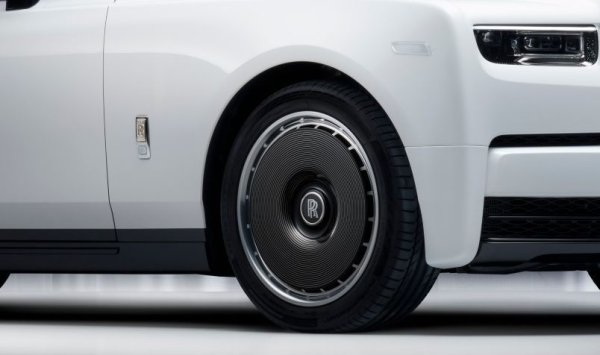 Емблемите на Rolls-Royce също са украсени с 24-каратово злато на бял емайлиран фон. Екстериорът е допълнен от комплект джанти с хипнотичен дизайн. Всяка от тях е гравирана с 25 линии, указващи броя на автомобилите в лимитираната серия. 
