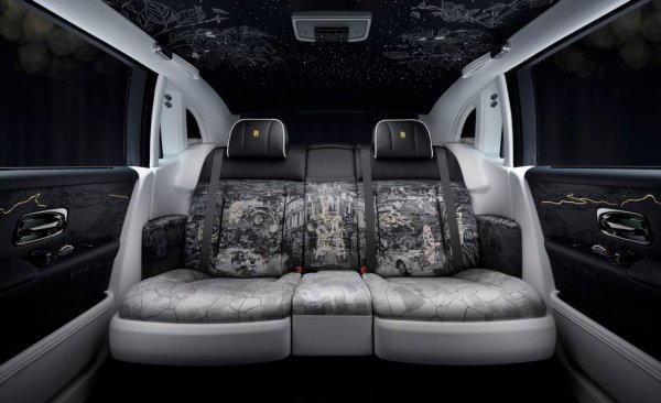 Изтънченият екстериор е съчетан с изумително орнаментирана кабина, която майсторите-занаятчии на Rolls-Royce са превърнали в произведение на изкуството, за да отдадат почит на историческото наследство на Phantom. Задните седалки са основният акцент. Вдъхновени са от „Фантомът на любовта“ - уникален модел от 1926, който е имал ръчно тъкани гоблени на задната седалка.
