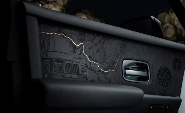 Юбилейната кола също така предлага нещо, което по собствените думи на Rolls-Royce е "най-детайлната дърворезбарска работа досега", с оцветено черно дърво на панелите на вратите, показващо географските характеристики и карти, които представляват &bdquo;най-значимите и формиращи пътешествия&ldquo;. Те включват бреговата линия на Льо Райол-Канадел-сюр-Мер, зимната дестинация на сър Хенри Ройс в южна Франция; летния дом на Ройс в Уест Уитеринг; и 4500-километровото пътуване, извършено от Phantom през Австралия.
