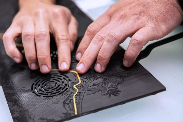 Елементите от дърво са създадени с помощта на различни техники: 3D многопластови апликационни мозайки, лазерно гравиране, 3D наслояване на мастило и златни листа. Масите за пикник за задните седалки са гравирани с реалистични изображения на Phantom I от 1925 и настоящия Phantom VIII.
